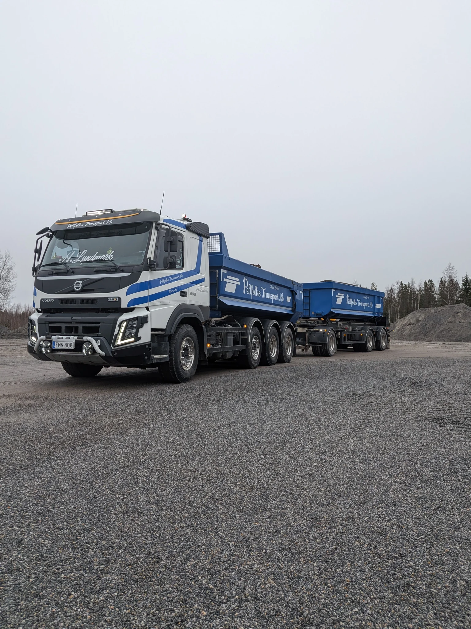 Pellfolks Transport lastbil på vägen