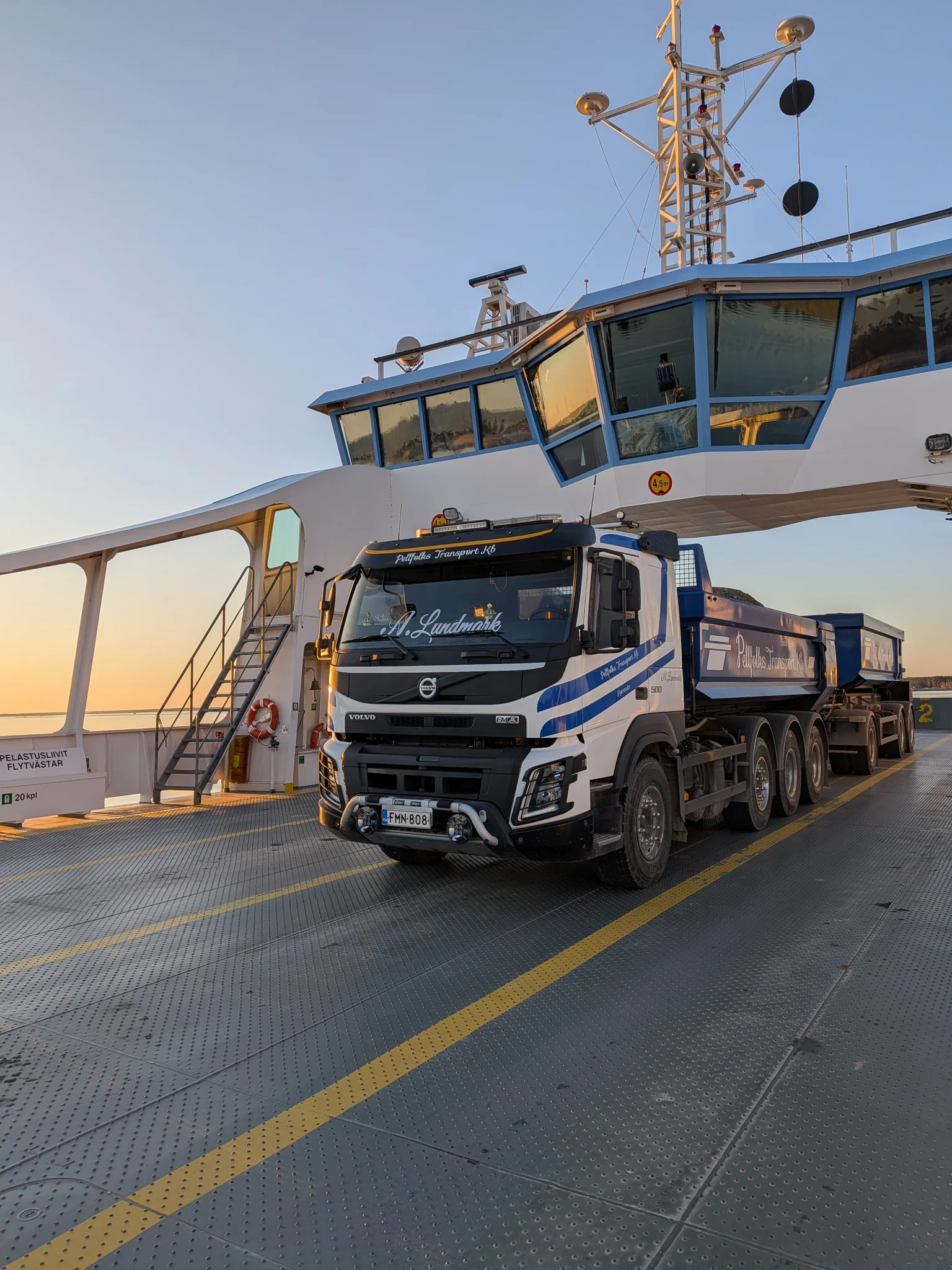 Pellfolks Transport lastbil på en färja