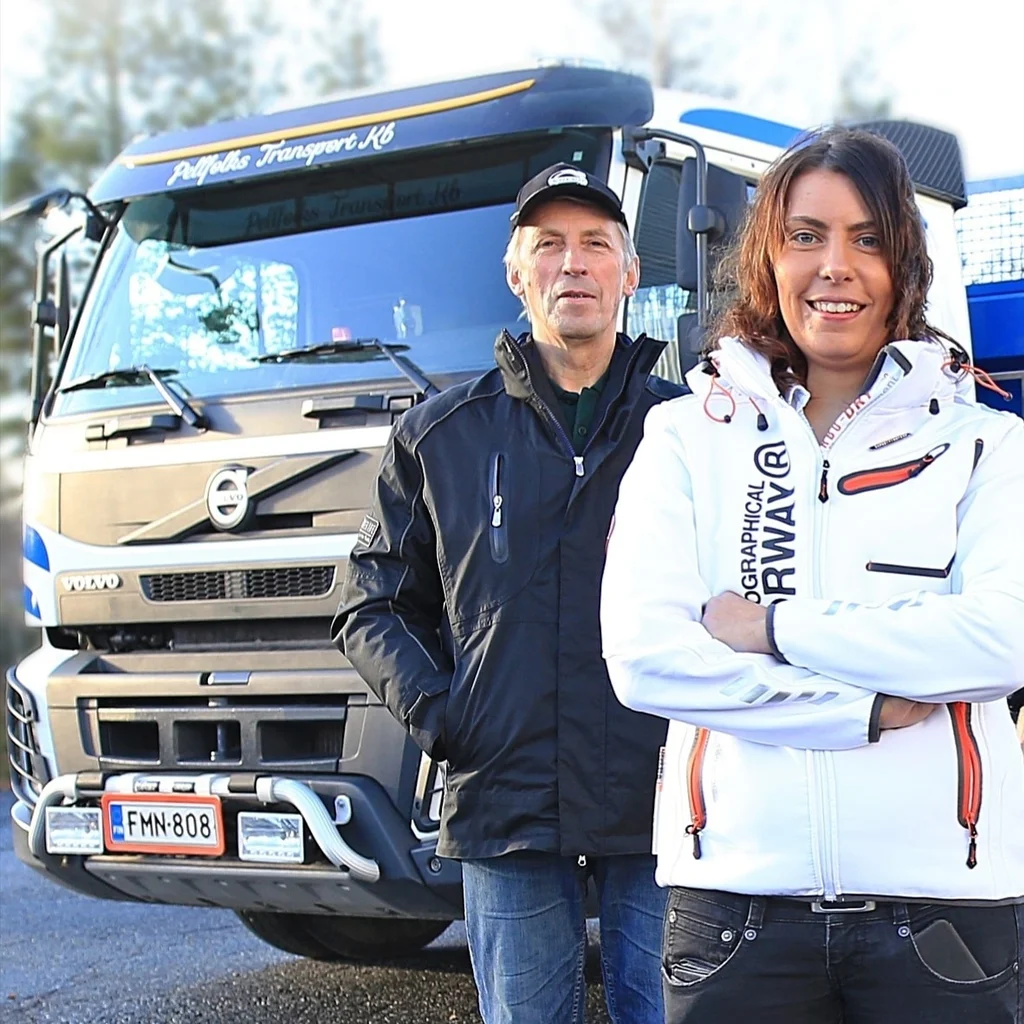 Angelica och Simon vid transportfordon