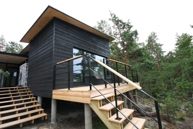 Mörk fasad