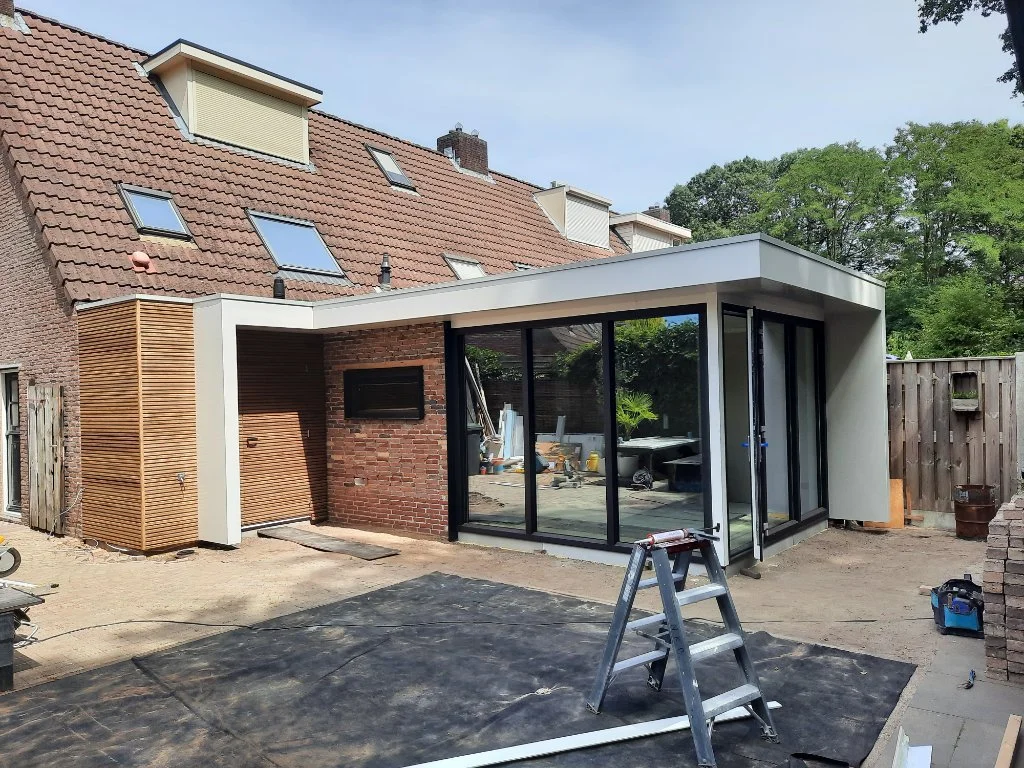 Moderne Uitbouw met Glazen Deuren