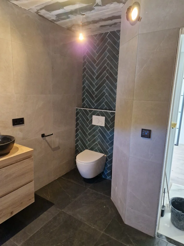 Moderne Badkamer met Zwarte Accent Tegels