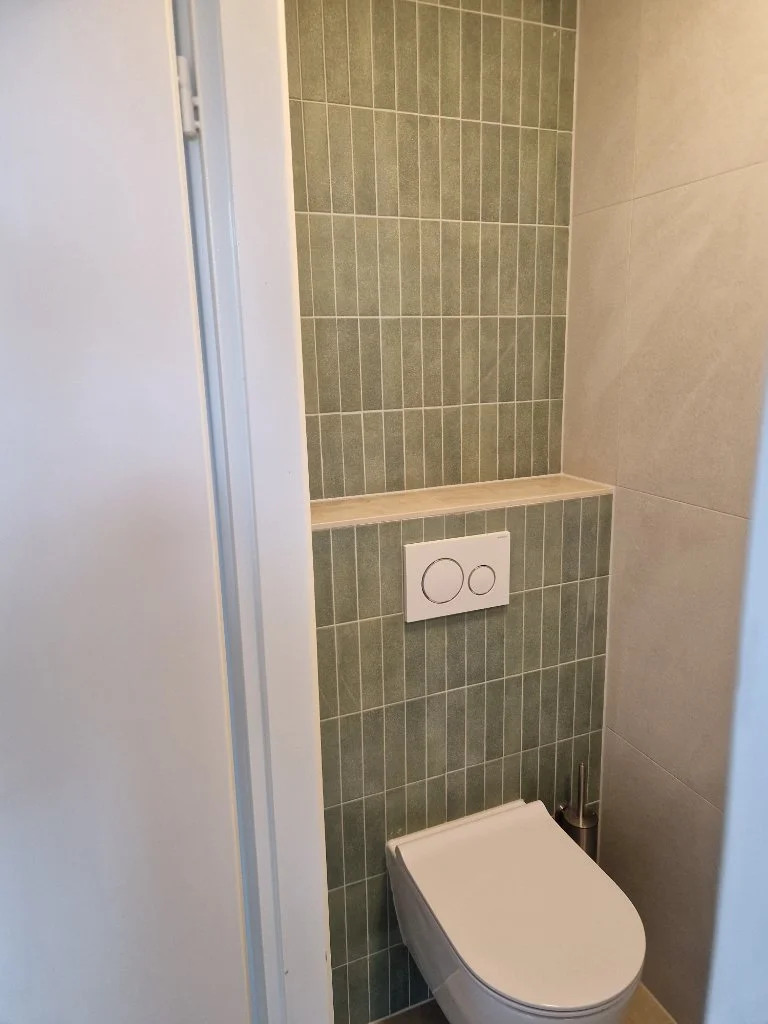 Groene Badkamer met Verticale Tegels