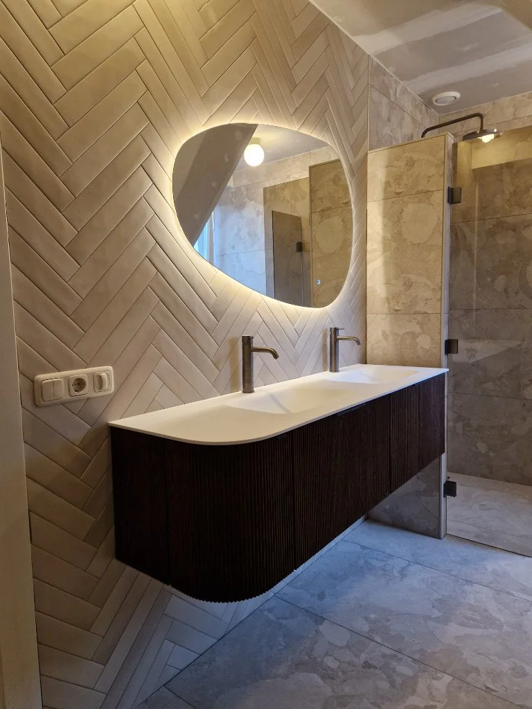 Luxe Badkamer met Herringbone Tegels