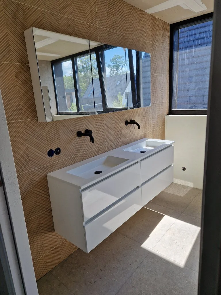 Moderne Badkamer met Visgraat Tegels